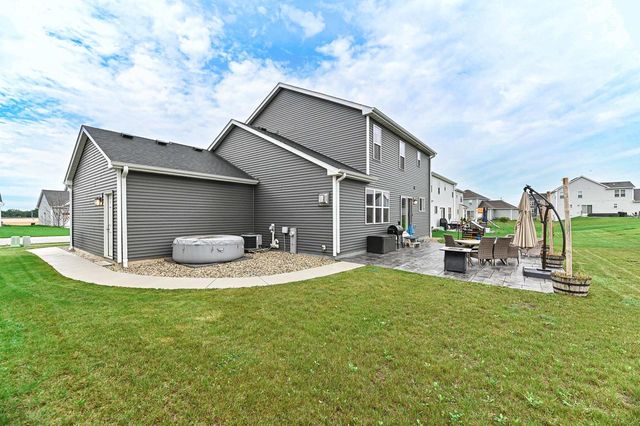 663 East Bluff CIRCLE, Waterford, WI 53185