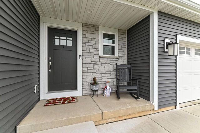 663 East Bluff CIRCLE, Waterford, WI 53185