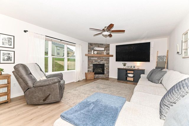 663 East Bluff CIRCLE, Waterford, WI 53185