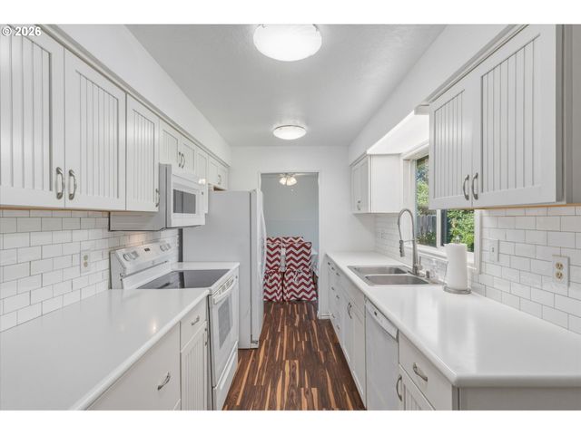 155 N MAPLE St, Kelso, WA 98626