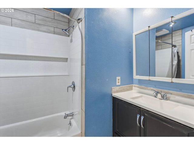 155 N MAPLE St, Kelso, WA 98626