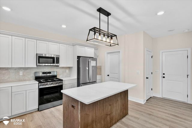 8100 Peninsula Circle, Grand Blanc, MI 48439