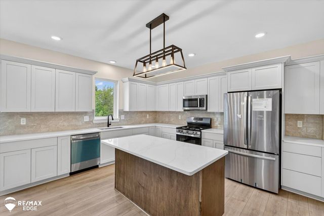 8100 Peninsula Circle, Grand Blanc, MI 48439