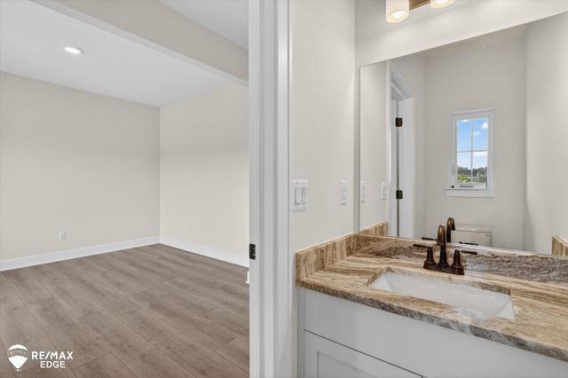 8100 Peninsula Circle, Grand Blanc, MI 48439