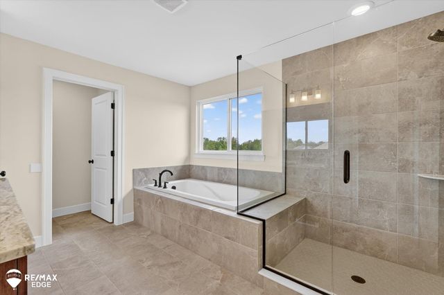 8100 Peninsula Circle, Grand Blanc, MI 48439