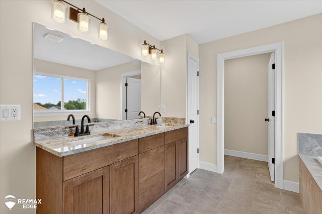 8100 Peninsula Circle, Grand Blanc, MI 48439