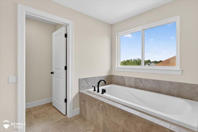 8100 Peninsula Circle, Grand Blanc, MI 48439