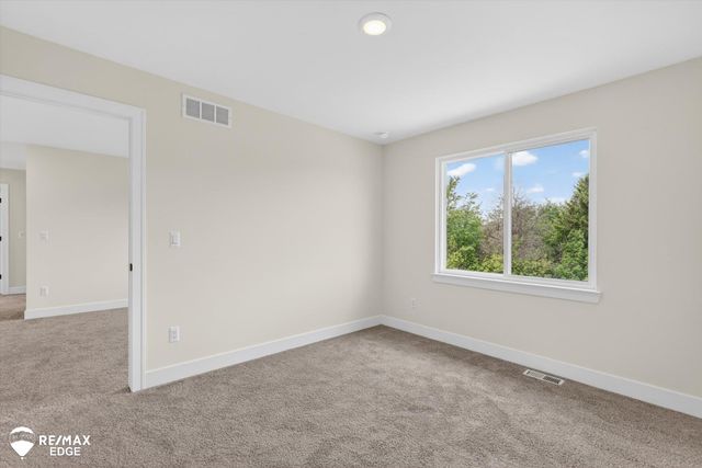8100 Peninsula Circle, Grand Blanc, MI 48439