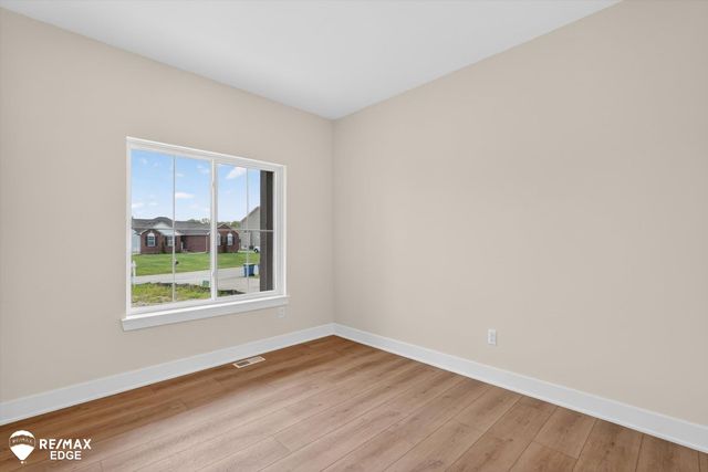 8100 Peninsula Circle, Grand Blanc, MI 48439