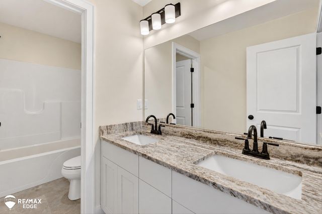8100 Peninsula Circle, Grand Blanc, MI 48439