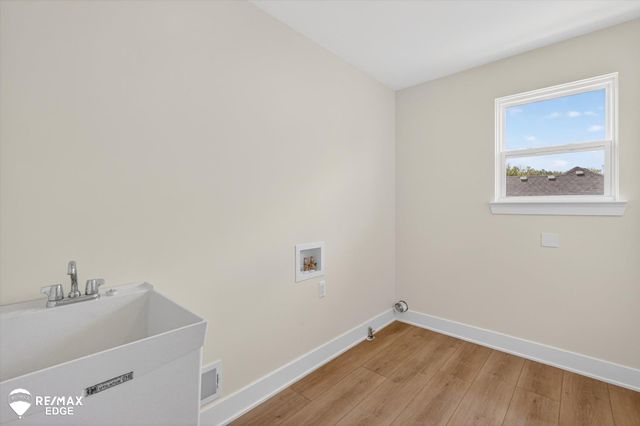8100 Peninsula Circle, Grand Blanc, MI 48439