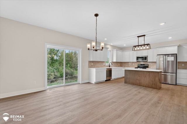 8100 Peninsula Circle, Grand Blanc, MI 48439