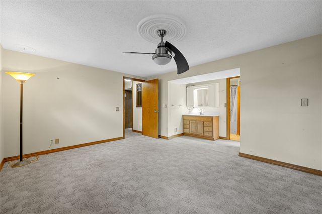 3401 Ardsley Lane SW, Cedar Rapids, IA 52404