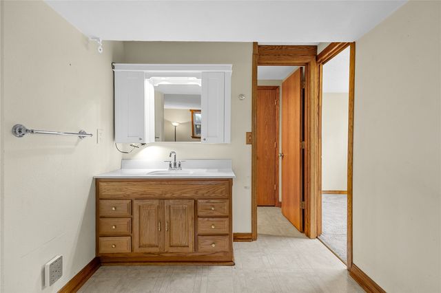 3401 Ardsley Lane SW, Cedar Rapids, IA 52404