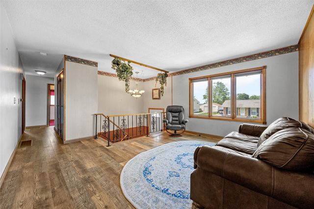 3401 Ardsley Lane SW, Cedar Rapids, IA 52404