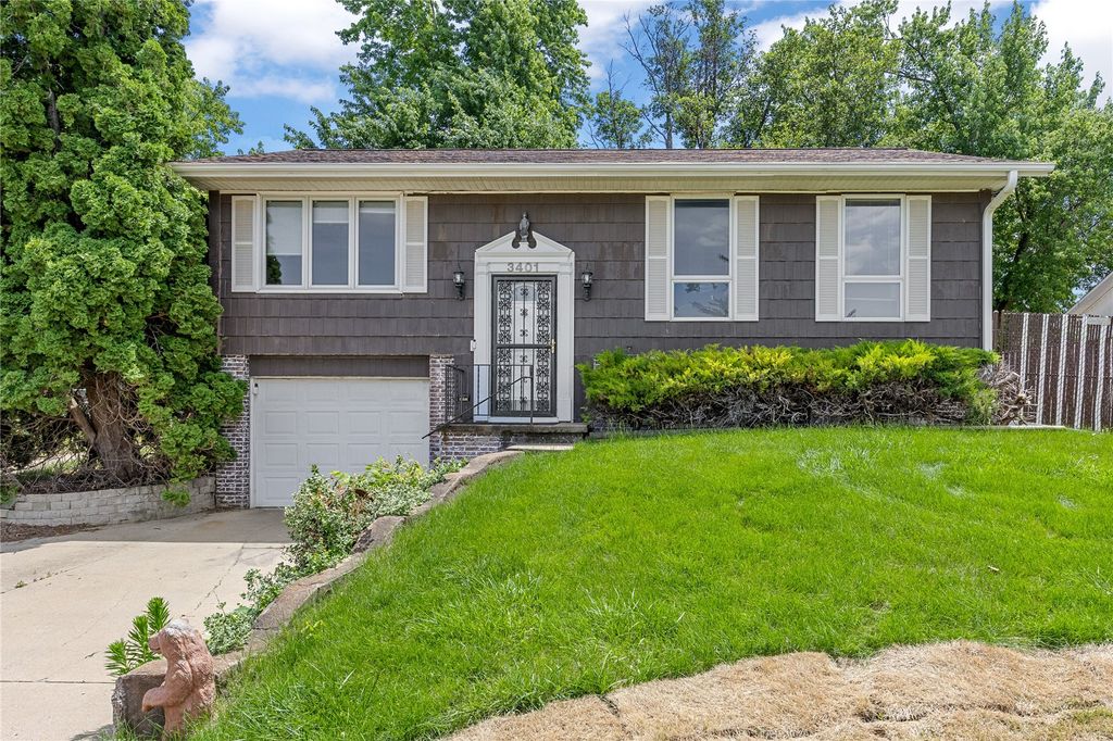 3401 Ardsley Lane SW, Cedar Rapids, IA 52404