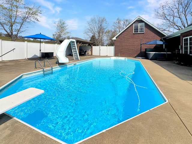 3989 Cadiz Rd, Bumpus Mills, TN 37028