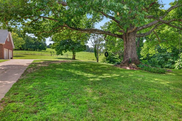 3989 Cadiz Rd, Bumpus Mills, TN 37028