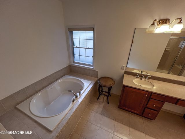 4 Salter Court, Manalapan, NJ 07726