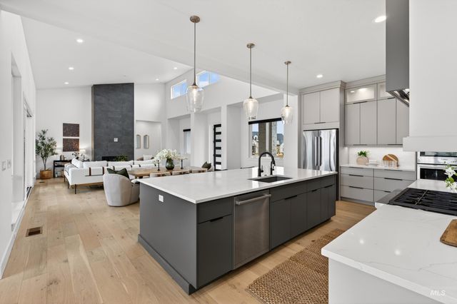 7786 W Diamond Lake Dr, Boise, ID 83714