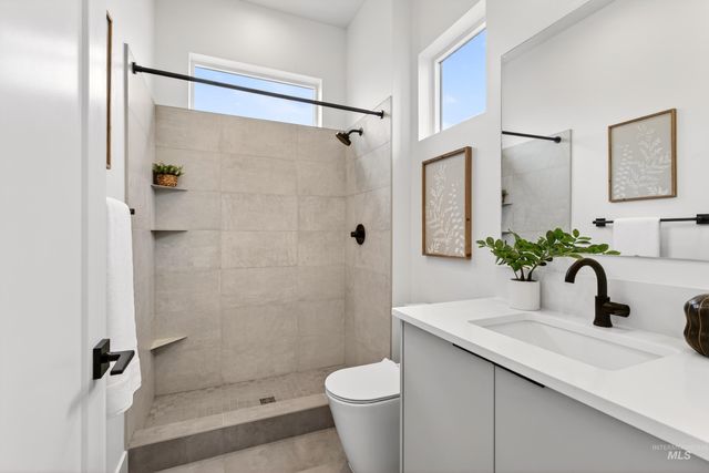 7786 W Diamond Lake Dr, Boise, ID 83714