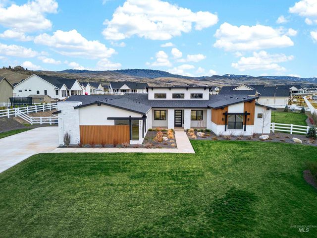 7786 W Diamond Lake Dr, Boise, ID 83714