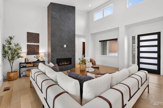 7786 W Diamond Lake Dr, Boise, ID 83714