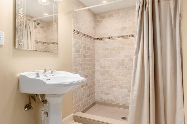 2165 S Parkway Drive, Columbus, OH 43221