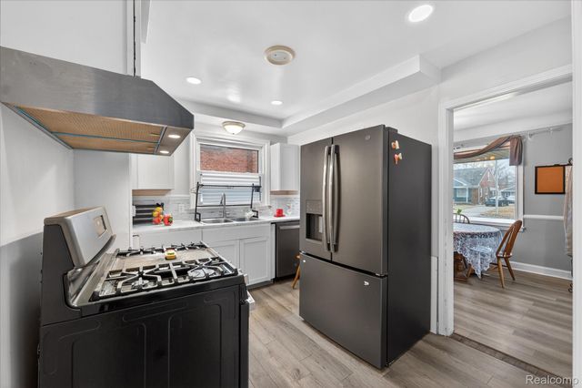 21211 Newcastle Road, Harper Woods, MI 48225