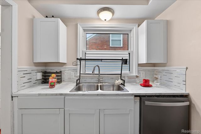 21211 Newcastle Road, Harper Woods, MI 48225