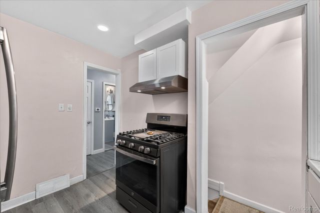 21211 Newcastle Road, Harper Woods, MI 48225