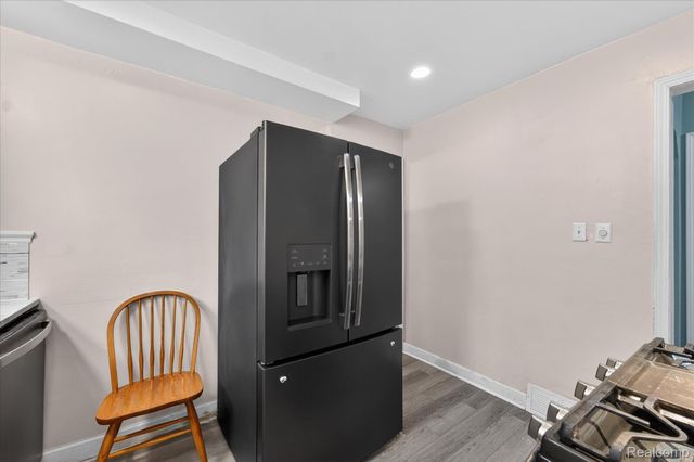 21211 Newcastle Road, Harper Woods, MI 48225