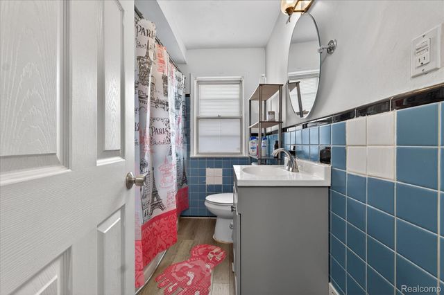 21211 Newcastle Road, Harper Woods, MI 48225