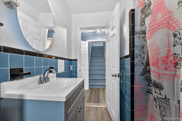 21211 Newcastle Road, Harper Woods, MI 48225