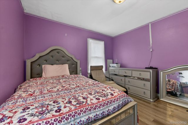 21211 Newcastle Road, Harper Woods, MI 48225