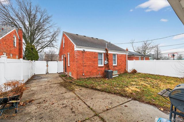 21211 Newcastle Road, Harper Woods, MI 48225