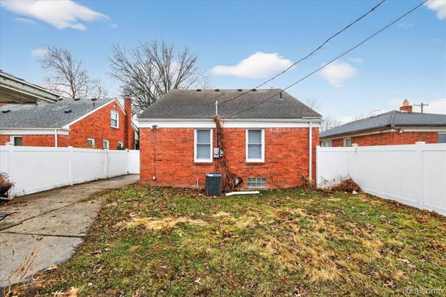 21211 Newcastle Road, Harper Woods, MI 48225