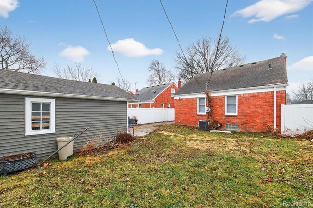 21211 Newcastle Road, Harper Woods, MI 48225