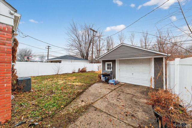 21211 Newcastle Road, Harper Woods, MI 48225