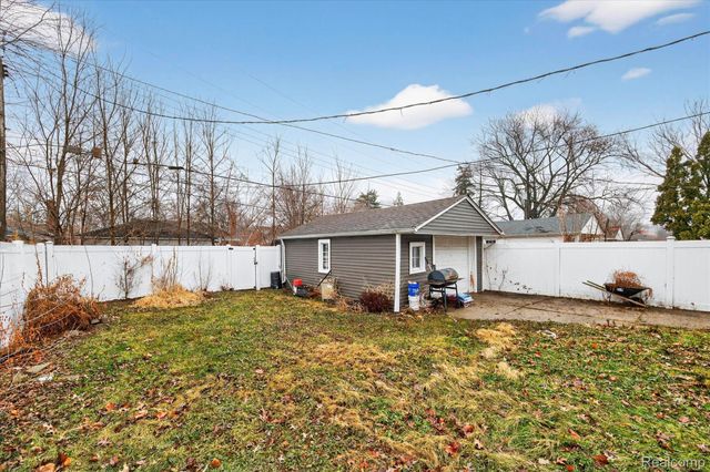 21211 Newcastle Road, Harper Woods, MI 48225