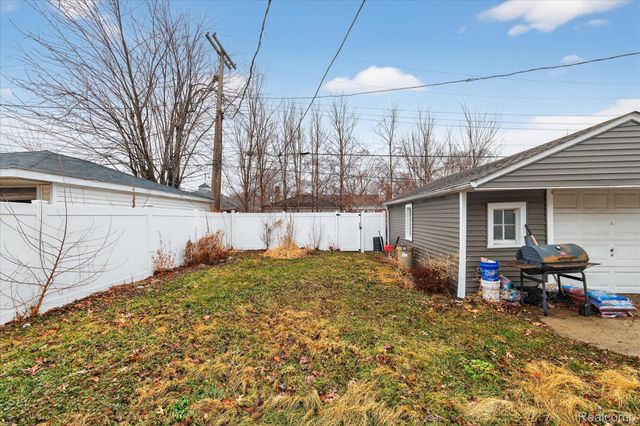 21211 Newcastle Road, Harper Woods, MI 48225