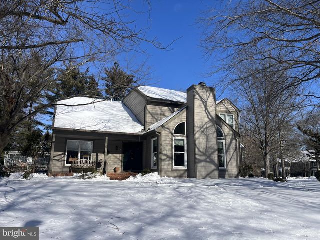 2 BALDWIN CT, Pennington, NJ 08534