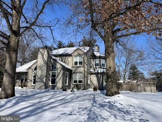 2 BALDWIN CT, Pennington, NJ 08534