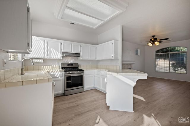 10821 Tivoli Court, Bakersfield, CA 93311