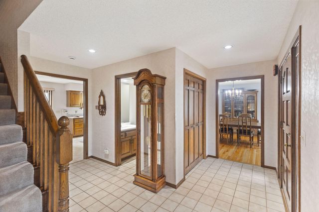 525 Sycamore Circle, Plymouth, MN 55441