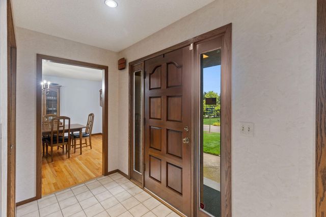 525 Sycamore Circle, Plymouth, MN 55441