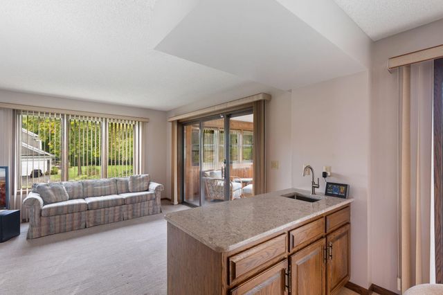 525 Sycamore Circle, Plymouth, MN 55441