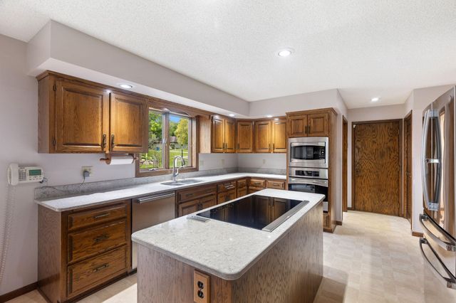 525 Sycamore Circle, Plymouth, MN 55441