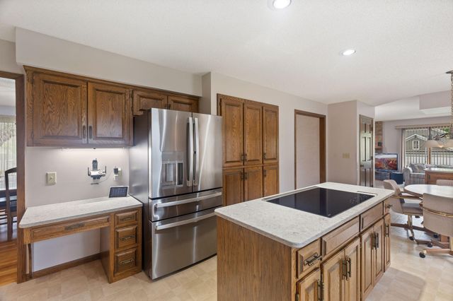 525 Sycamore Circle, Plymouth, MN 55441