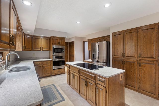 525 Sycamore Circle, Plymouth, MN 55441